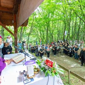 Biskup Košić predvodio misu zadušnicu za žrtve iz masovne grobnice Jazovke